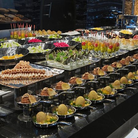 โรงแรมดับเบิล ทรี บาย ฮิลตัน อิสตันบูล ปิยาเลปาซา ภายนอก รูปภาพ A buffet of canapés