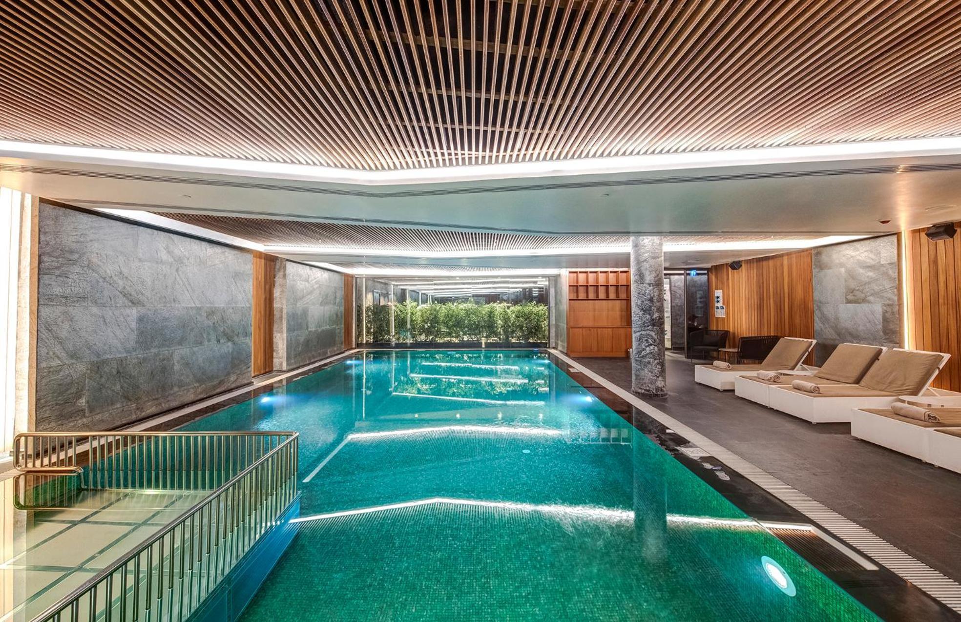 โรงแรมดับเบิล ทรี บาย ฮิลตัน อิสตันบูล ปิยาเลปาซา ภายนอก รูปภาพ The swimming pool at The Landmark