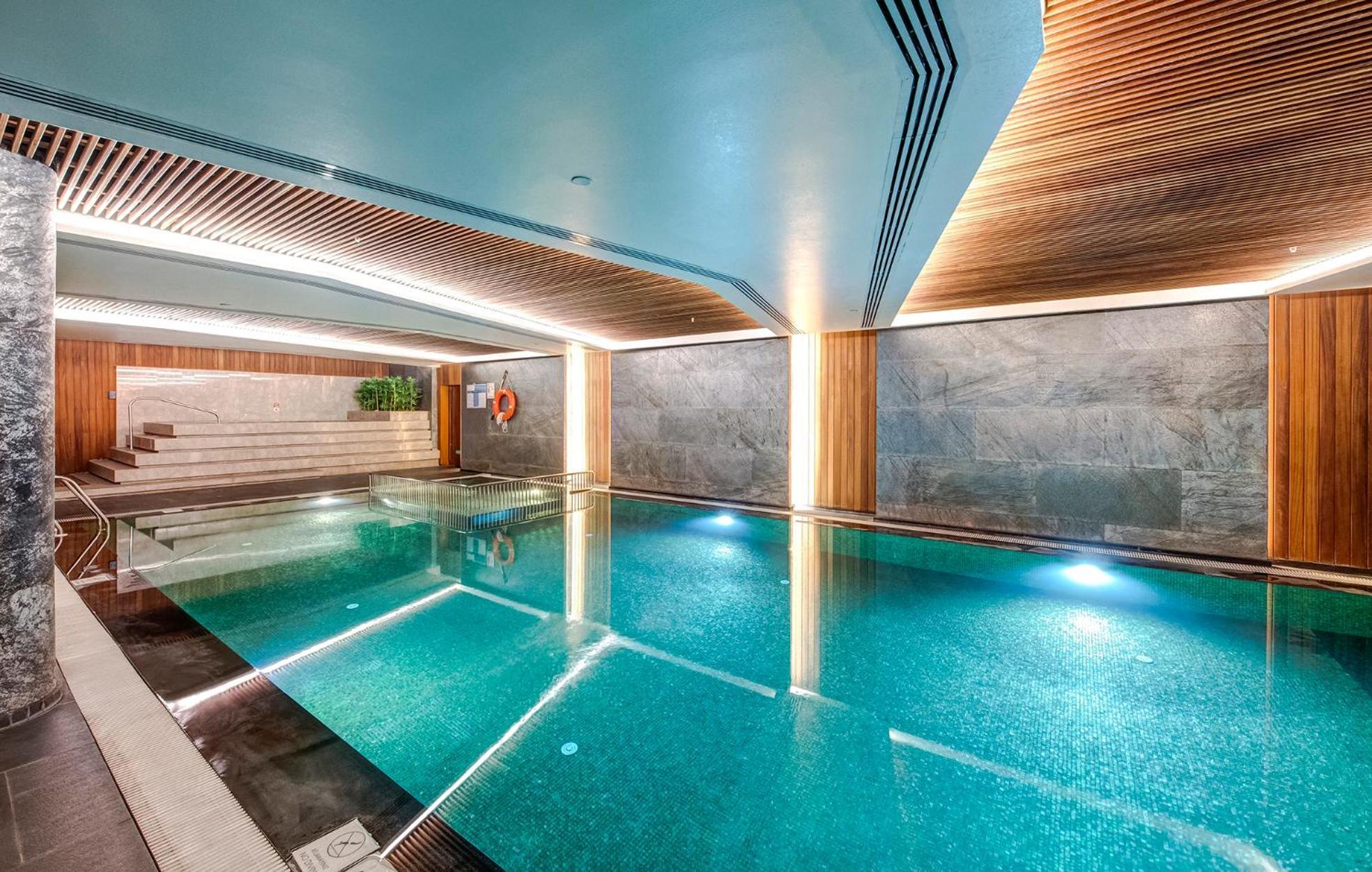 โรงแรมดับเบิล ทรี บาย ฮิลตัน อิสตันบูล ปิยาเลปาซา ภายนอก รูปภาพ The swimming pool at the hotel
