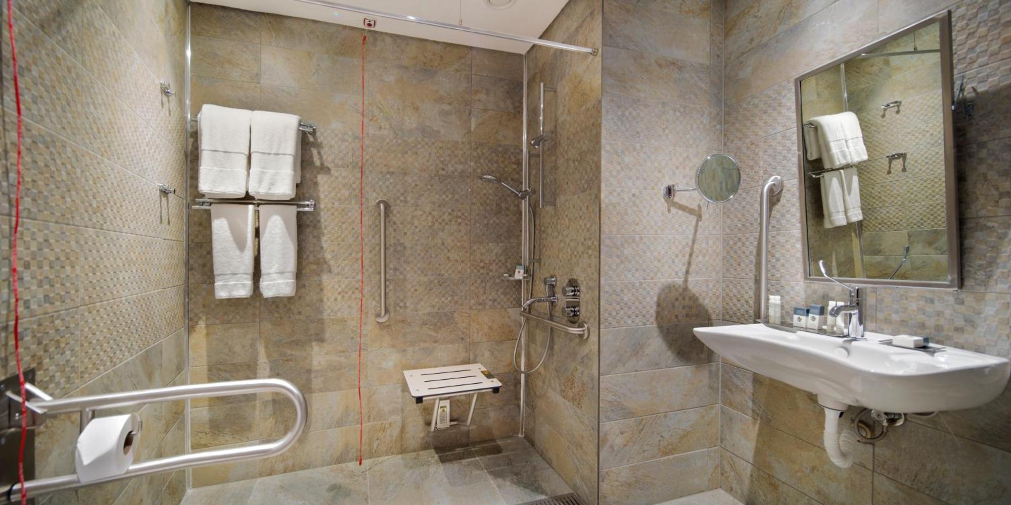 โรงแรมดับเบิล ทรี บาย ฮิลตัน อิสตันบูล ปิยาเลปาซา ภายนอก รูปภาพ A shower seat