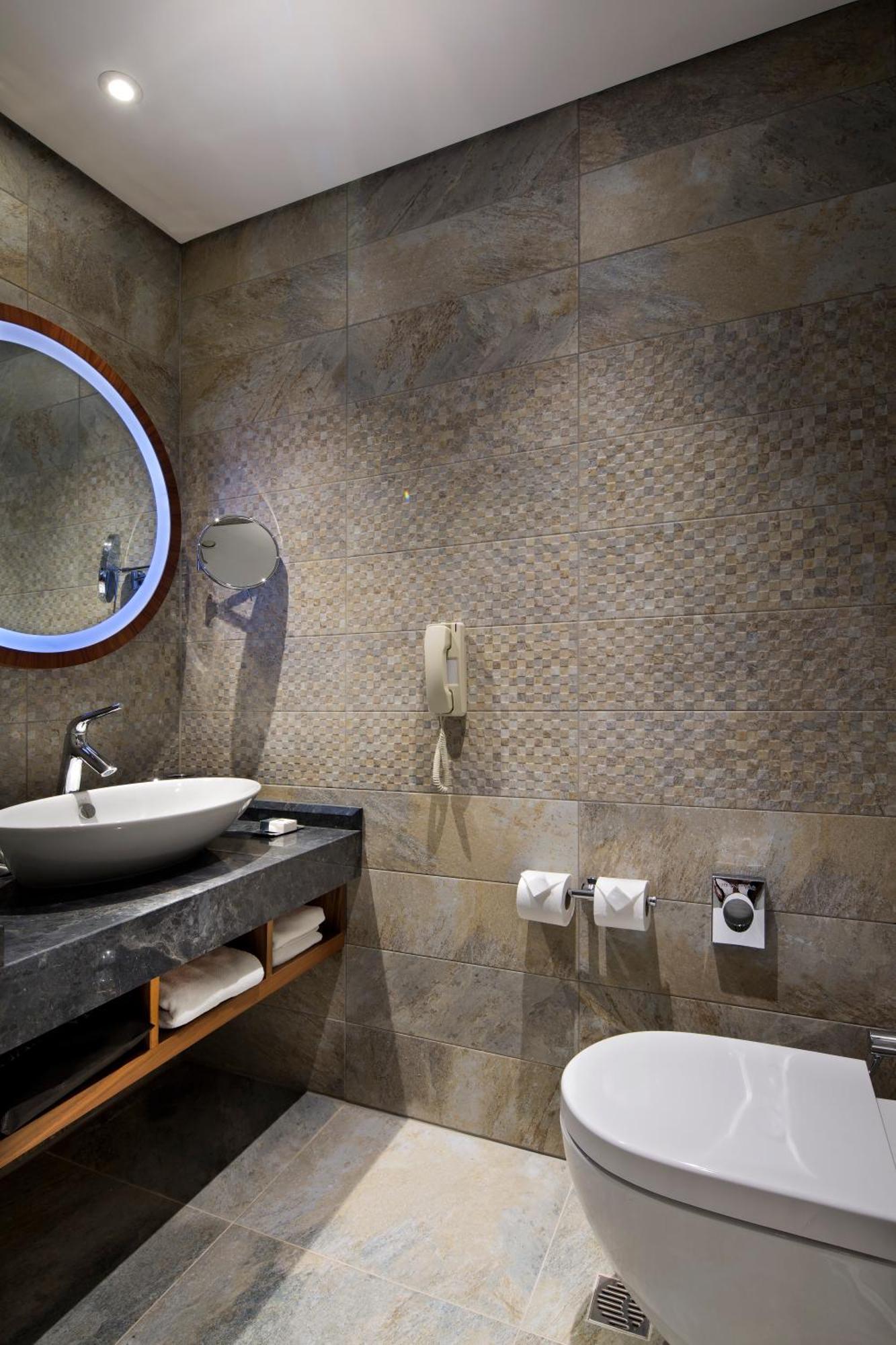 โรงแรมดับเบิล ทรี บาย ฮิลตัน อิสตันบูล ปิยาเลปาซา ภายนอก รูปภาพ Bathroom