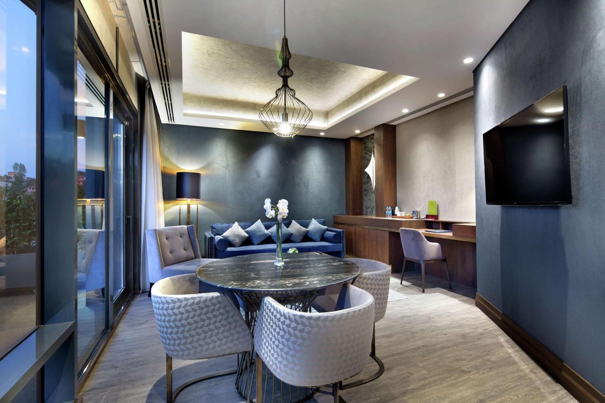 โรงแรมดับเบิล ทรี บาย ฮิลตัน อิสตันบูล ปิยาเลปาซา ภายนอก รูปภาพ The Executive Lounge at the hotel