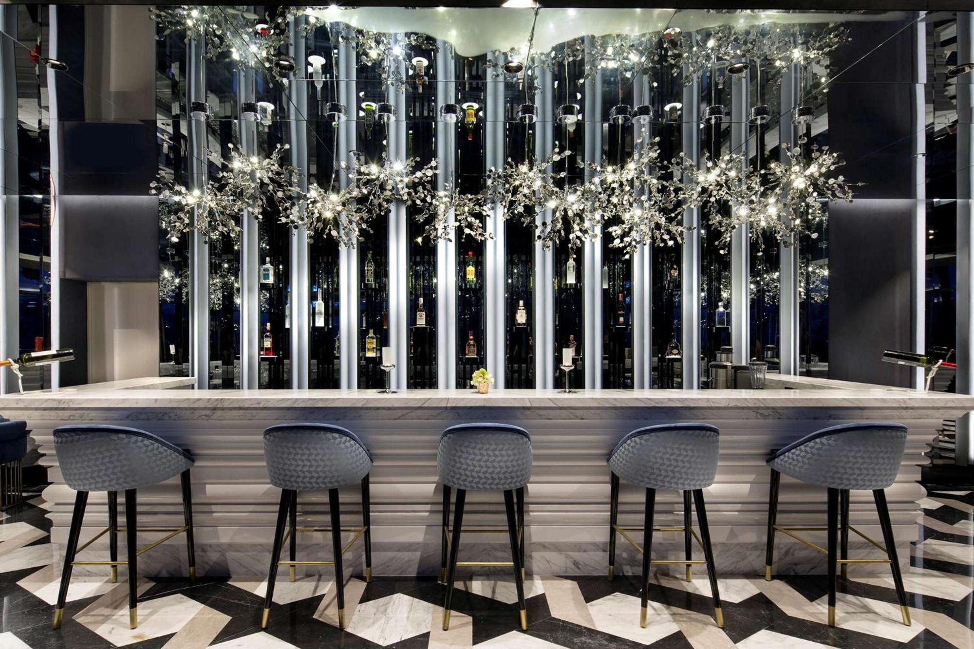 โรงแรมดับเบิล ทรี บาย ฮิลตัน อิสตันบูล ปิยาเลปาซา ภายนอก รูปภาพ The bar at the hotel
