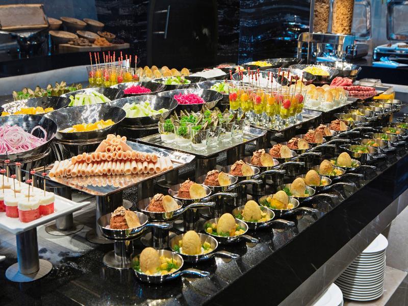 โรงแรมดับเบิล ทรี บาย ฮิลตัน อิสตันบูล ปิยาเลปาซา ภายนอก รูปภาพ A buffet of canapés